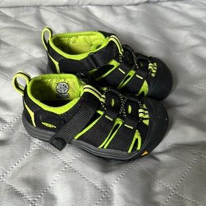 Keen toddler sandals size 7 EUC